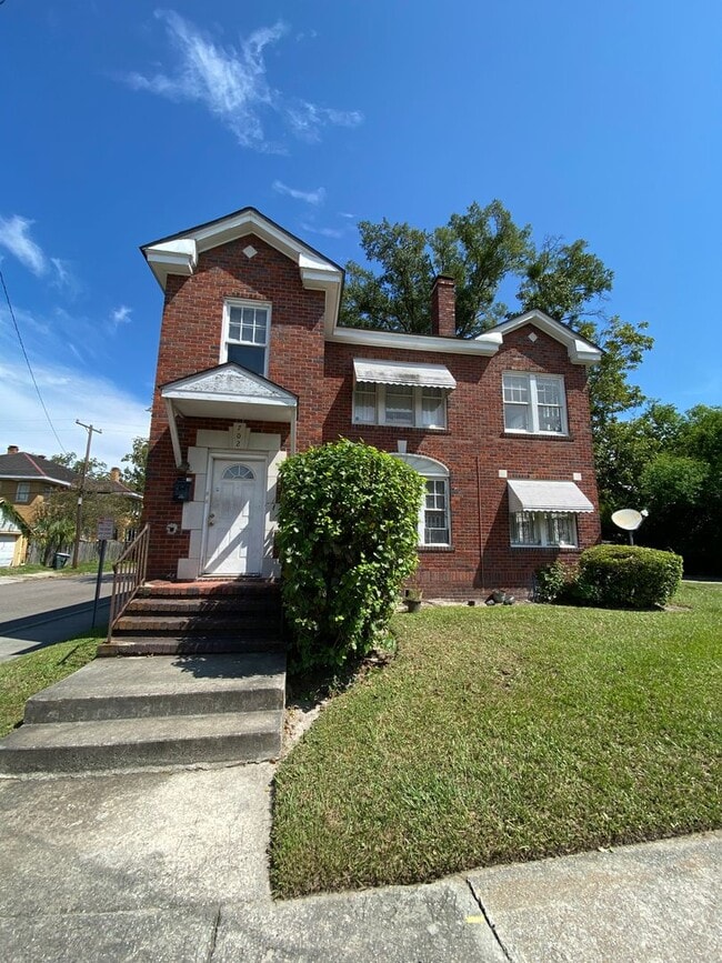 Building Photo - 702 Maupas Ave