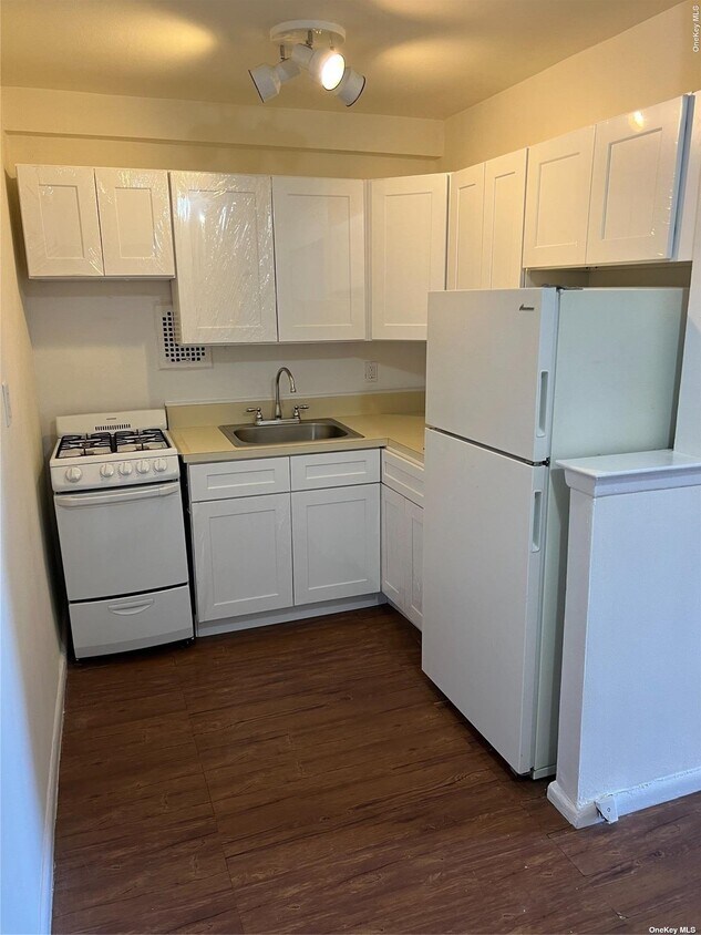 Foto principal - 190 W Merrick Rd