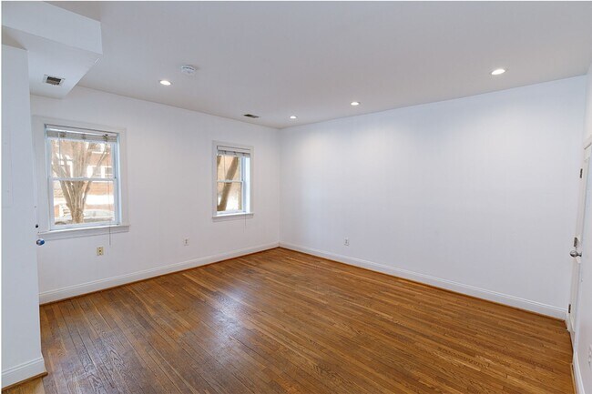 Foto del edificio - Conveniently Located 1 Bedroom Plus Den in Brookland