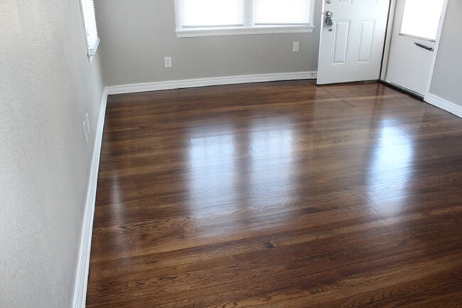 Building Photo - 2 bed, 2 Living areas! Close to Tinker
