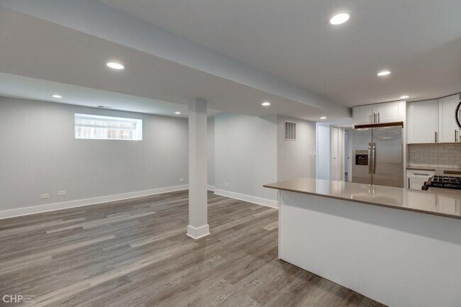 Building Photo - 4 bedroom in Chicago IL 60613