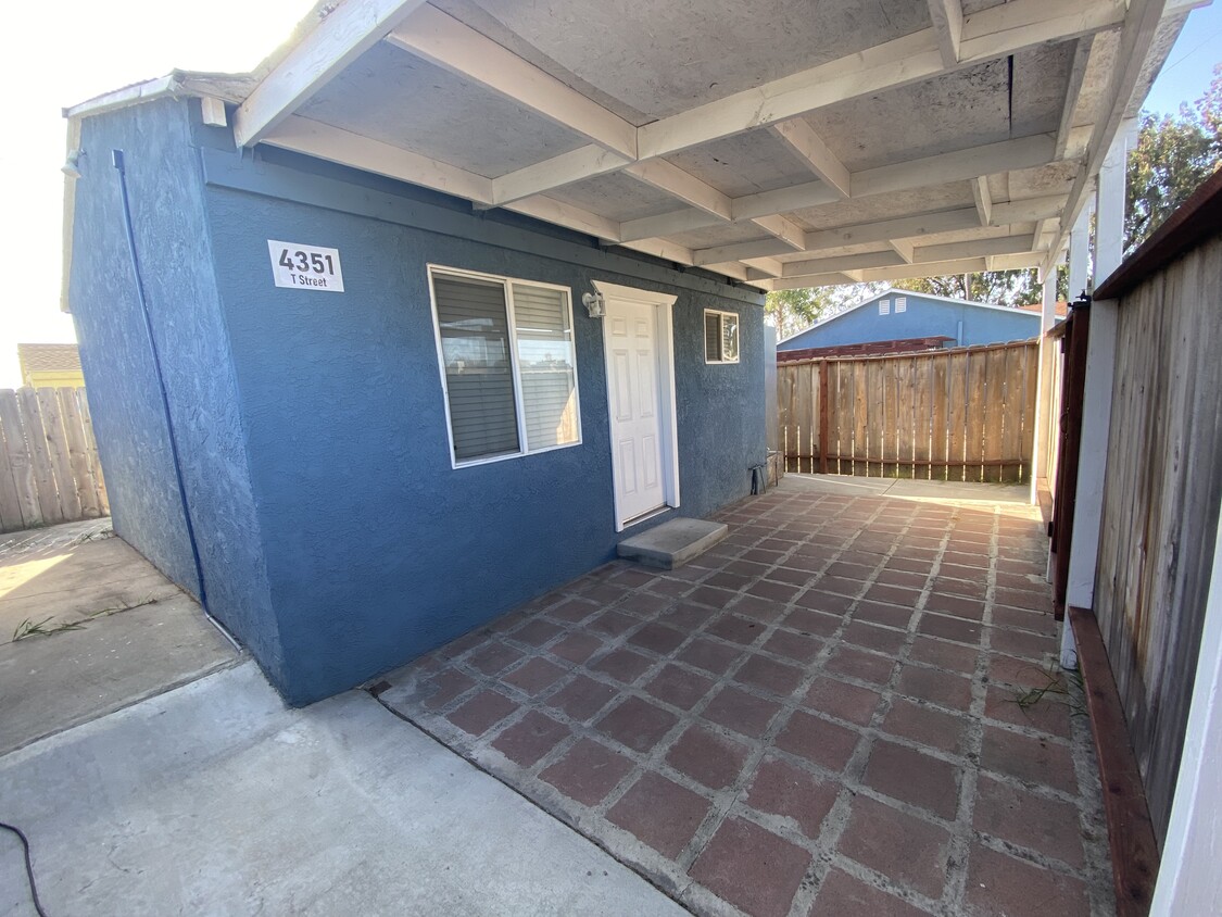 Front Door/Private Covered Patio - 705 Dominion St