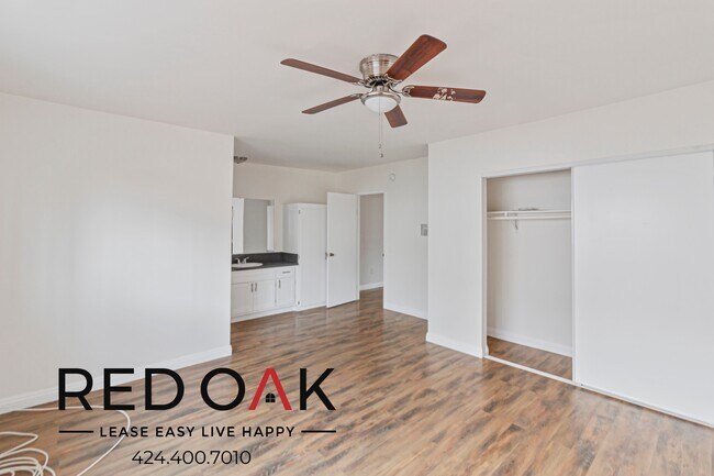 Foto del edificio - ~$750 OFF~ Sun-Drenched Two Bedroom with a...
