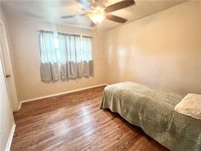 Building Photo - 231 Del Rio Dr
