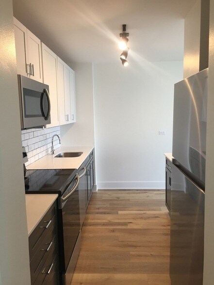 Foto del edificio - 4250 N Marine Dr