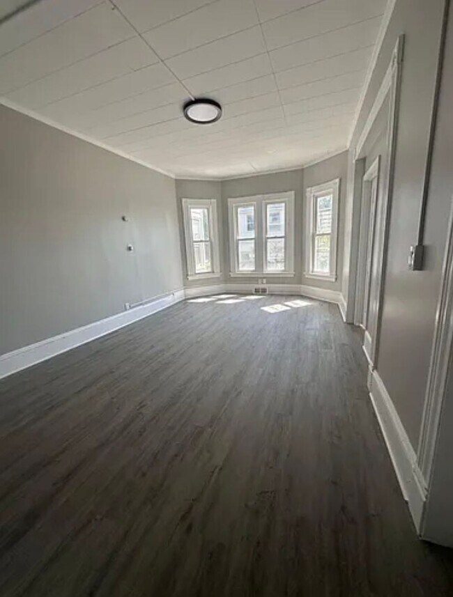 Building Photo - 47 Hart St