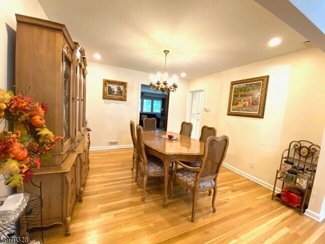 Foto del edificio - 65 Springbrook Rd