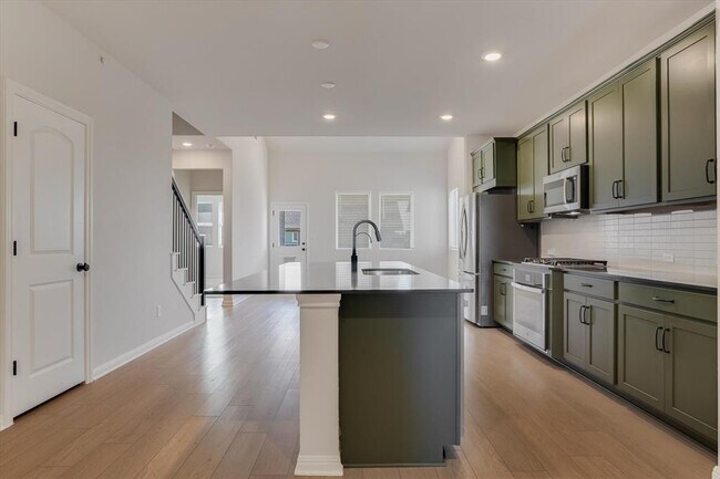 Building Photo - 168 Kings Cyn Dr