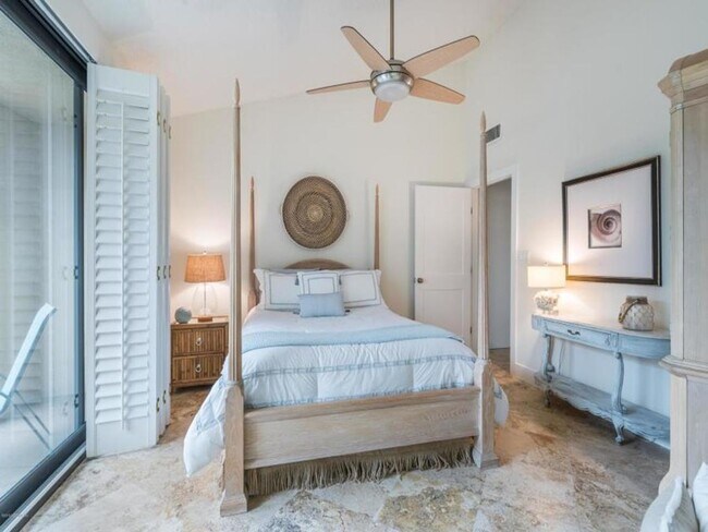 Foto del edificio - Beautiful Spinnakers Reach Condo