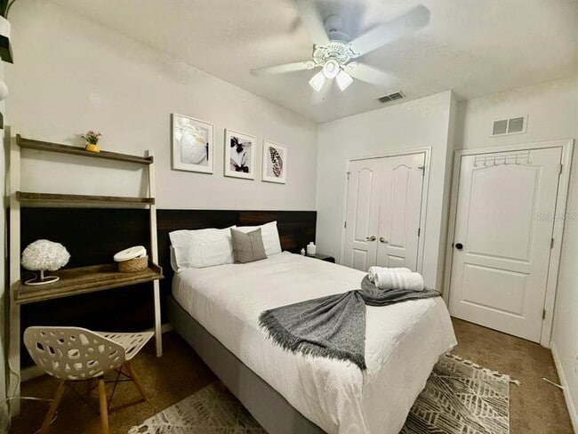 Foto del edificio - 2477 Caravelle Cir