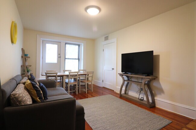 Building Photo - 1463 Beacon St