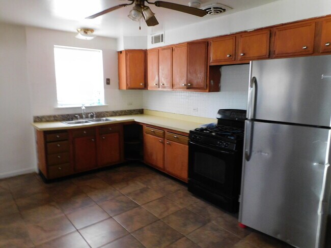 Building Photo - 2816 W Summerdale Ave