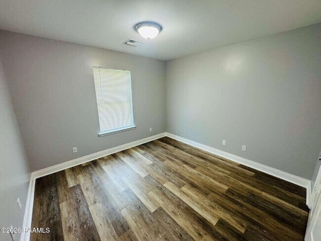 Building Photo - 127 Country Living Dr
