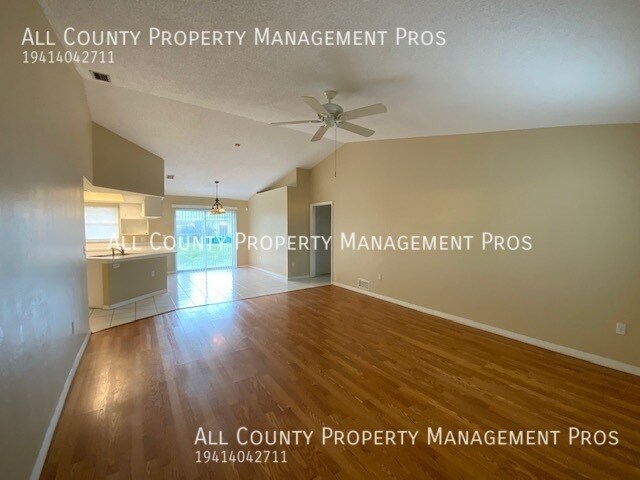 Foto del edificio - 3/2 with 2 car garage and partially fenced...