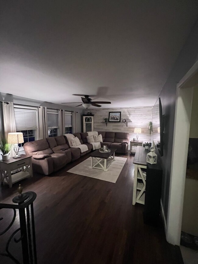 Building Photo - 724 Anna Pl