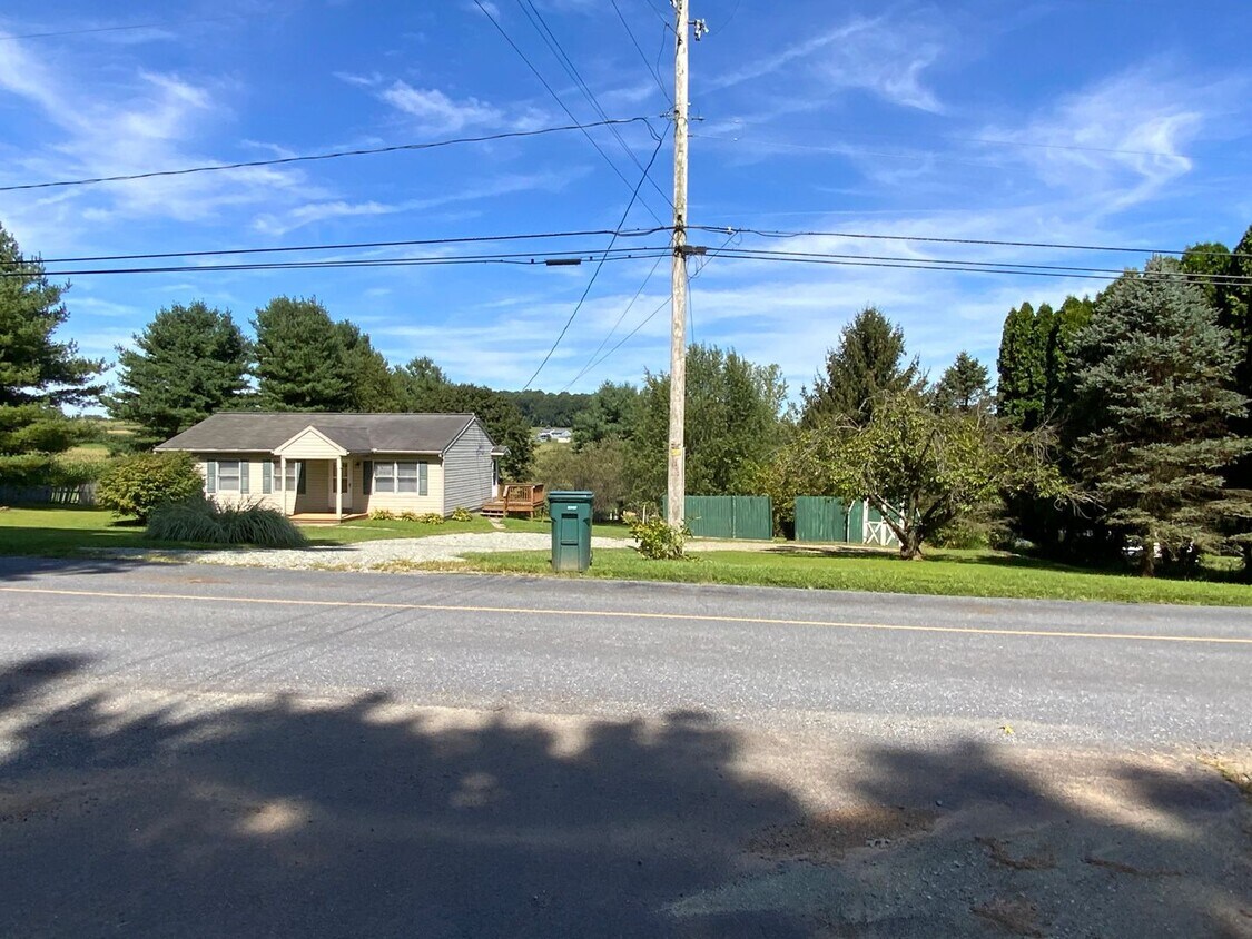 Foto principal - 390 Pine Grove Rd