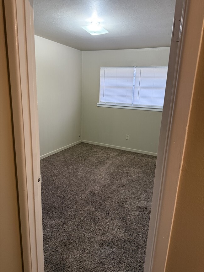 Building Photo - 910 W Lennon Dr