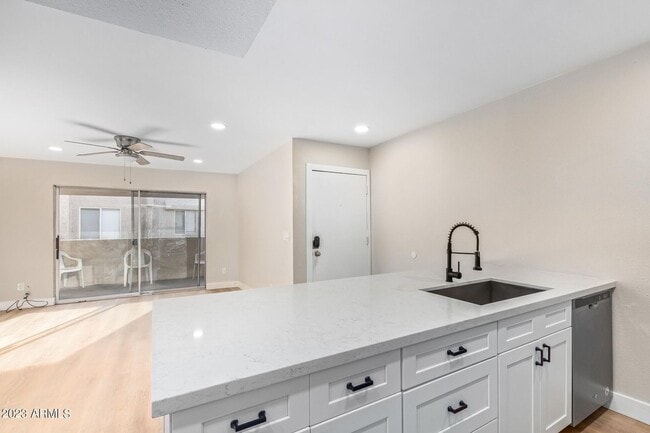 Building Photo - 1 Bedroom Condo in gated community borderi...