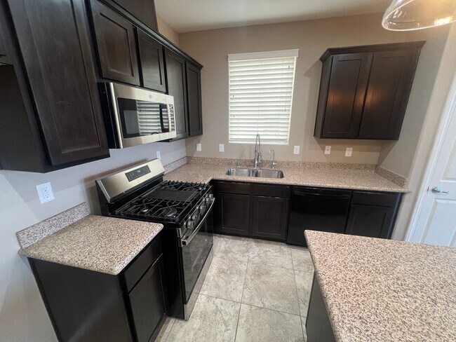 Foto del edificio - Located in the Southwest 3 Bed | 2.5 Bath | Loft | 2-Car Garage spacious backyard