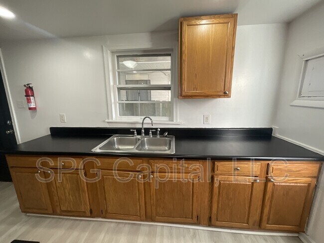Foto del edificio - 466 W College Ave
