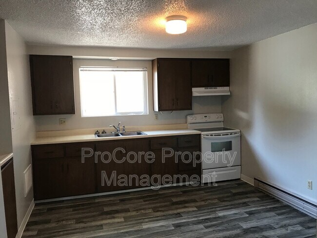 Building Photo - 511 W Pine Ave