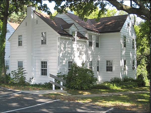 Devon Park: The Cottage - Devon Park Apartments