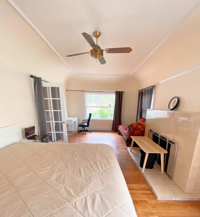 Larger room on 1st floor - 20 Paloma Ave