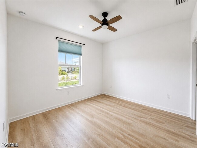 Building Photo - 42723 Valley Brooks St