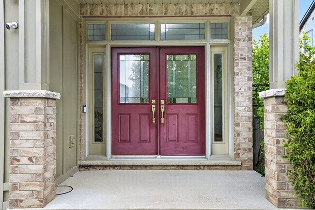 Photo du bâtiment - Spacious 4 Bedroom Executive Home in Desirable North London – Available August 1st!