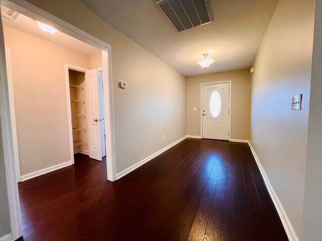 Foto del edificio - BEAUTIFUL 3 BR/2BA with 2 car garage. Private back yard space! Conway location!