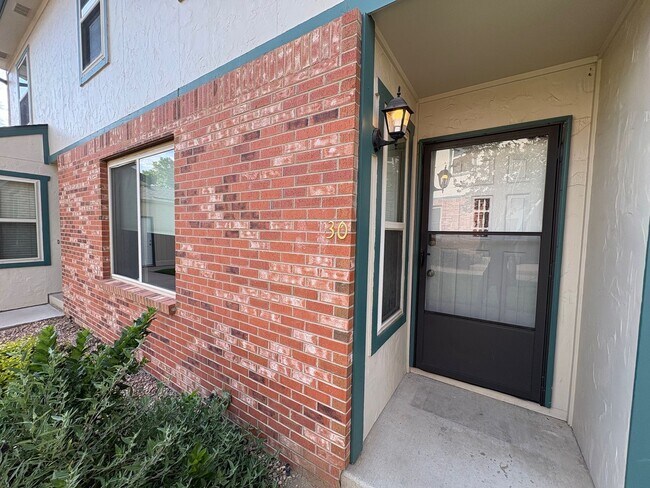Foto del edificio - REDUCED PRICE! 3 Bed 2.5 Bath Home with 2 ...