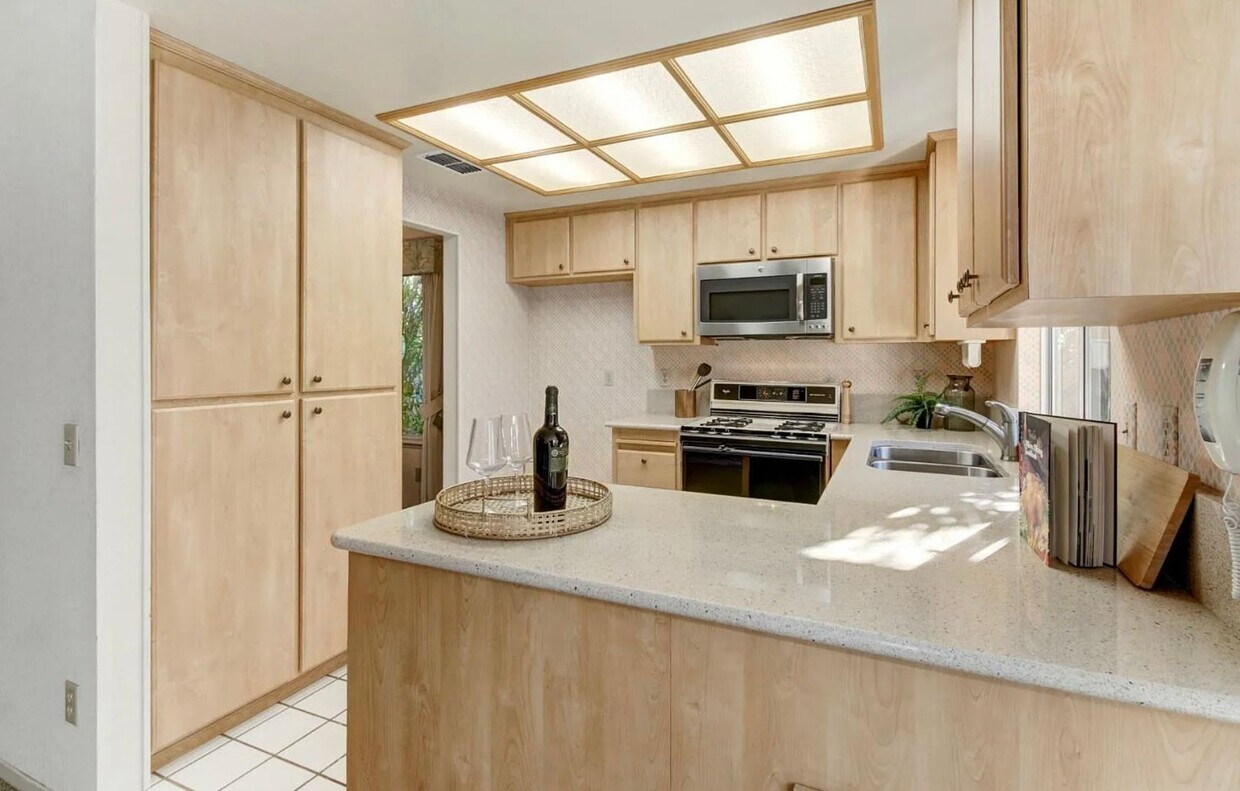 Primary Photo - Adorable Stanford Ranch 3 Bedroom beauty!