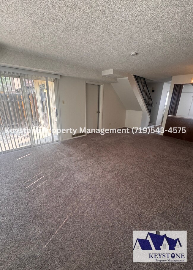 Foto del edificio - Updated 2 Bedroom Belmont Townhome with Attached Garage & Fenced Yard $1300/$1300