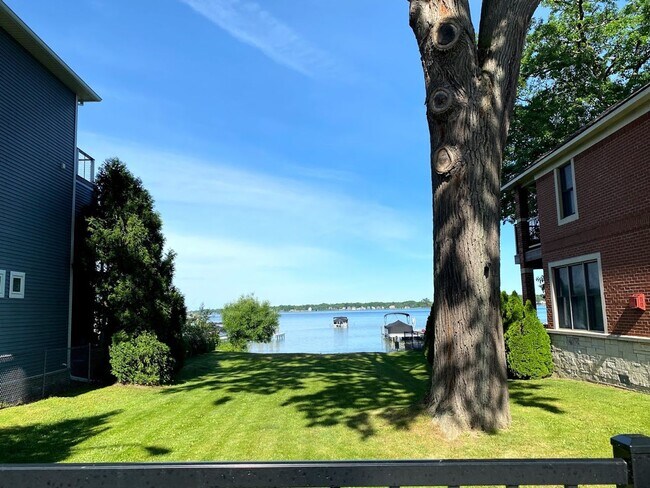 Building Photo - Nice 2 bedroom 1 Bath Upper Unit in Quiet ...