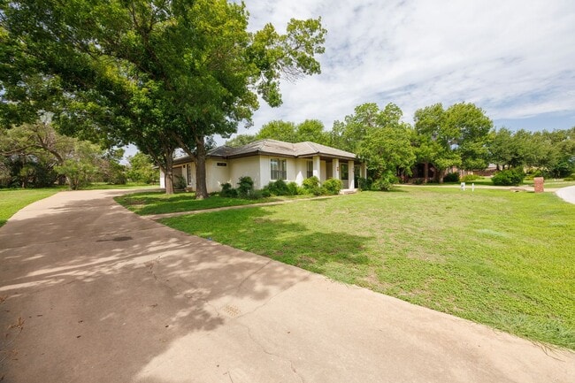 Building Photo - Charming 3-Bedroom Home in the Heart of La...