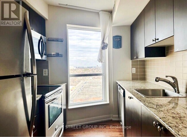 Building Photo - 151 Village Green Square