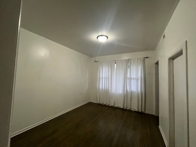 Living room - 2048 W 52nd Pl