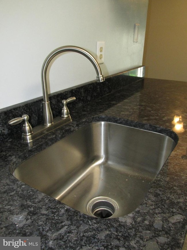 Building Photo - 4407 Hallfield Manor Dr
