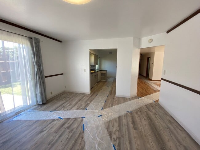 Building Photo - 3 Bedroom Hucrest Home!