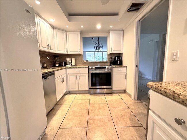 Building Photo - 3 br, 2 bath House - 901 W Cypress Ln Apt 201