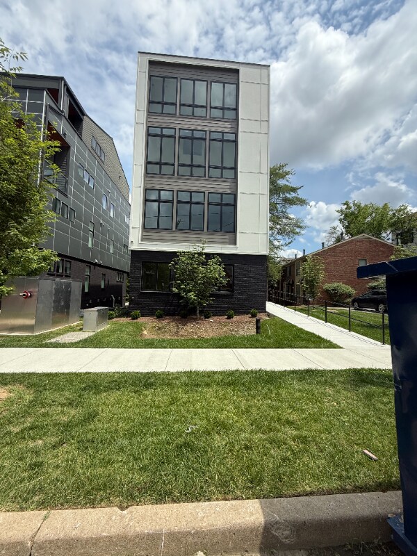 Foto del edificio - 3133 Long Blvd