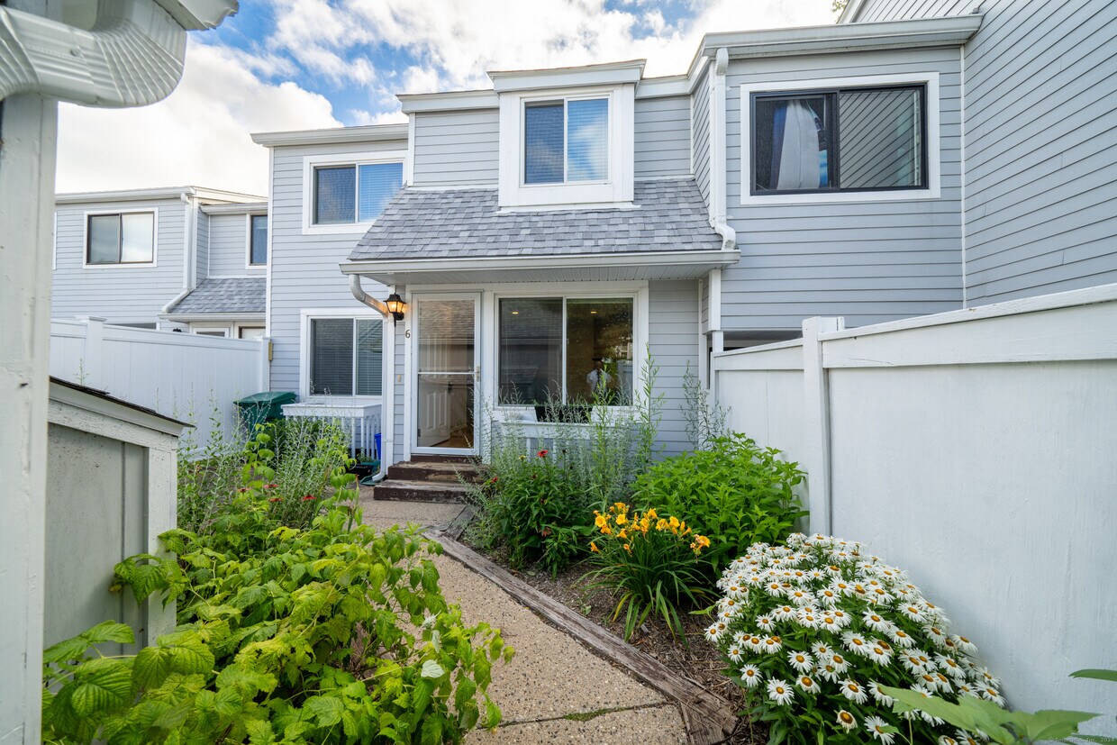 6 Peddlers Dr Unit 6, Branford, CT 06405 Condo for Rent in Branford