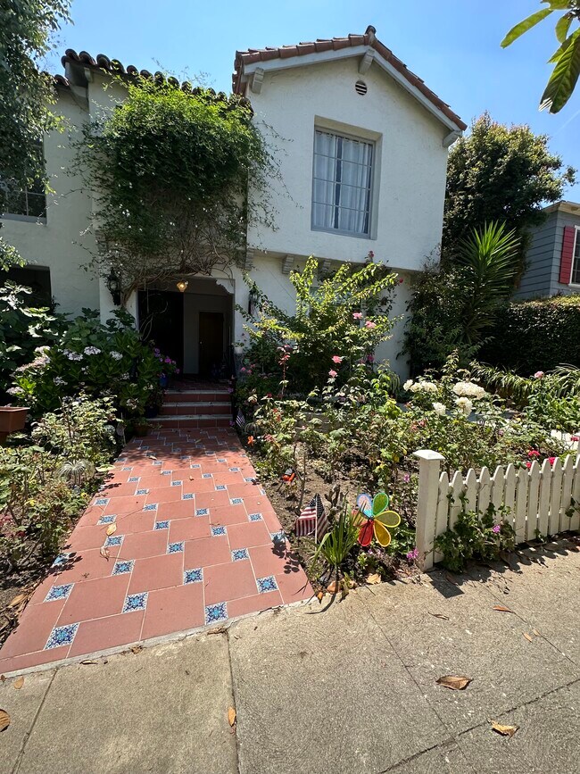 Foto del edificio - 10520 Eastborne Ave