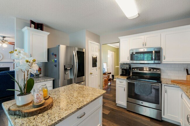 Foto del edificio - Corner lot 3 bed 2.5 bath with large fenced yard in Grove Park!