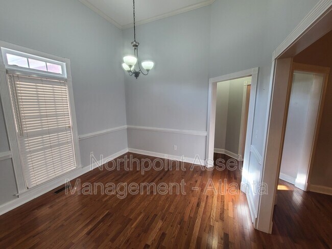 Building Photo - 3858 Glenlake Dr
