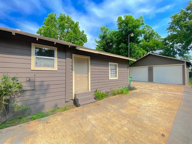 Building Photo - 132 Grothe Ln
