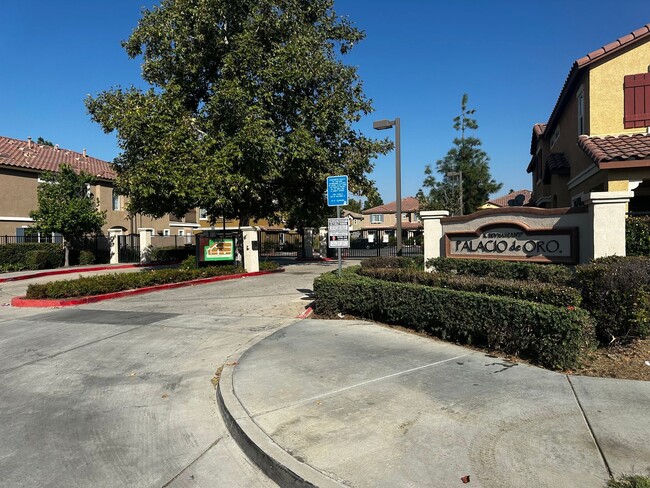 Building Photo - Roomy Palacio Del Oro North Townhome