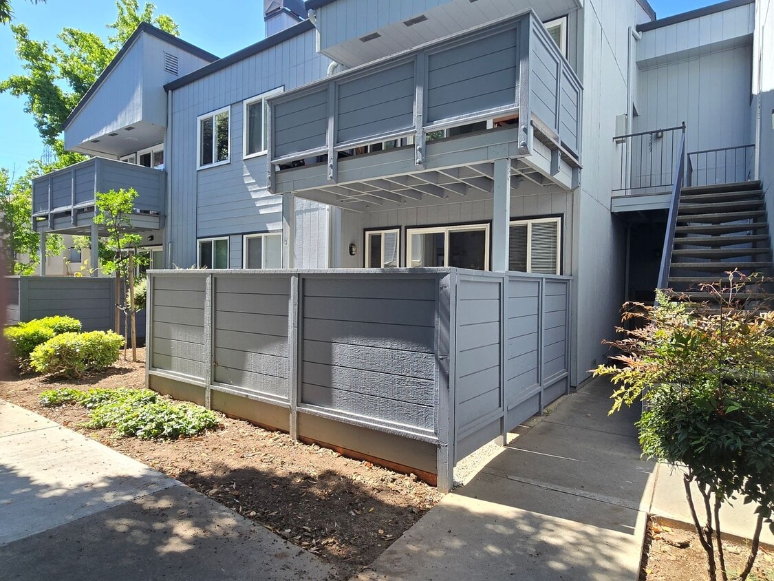 Primary Photo - Large Downstairs Condo in Nice Community, ...