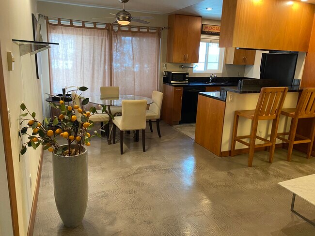 Dining - 968 Larrabee St