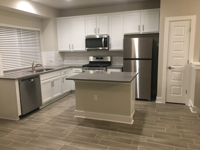 Spacious kitchen - 2000 Warely Ln